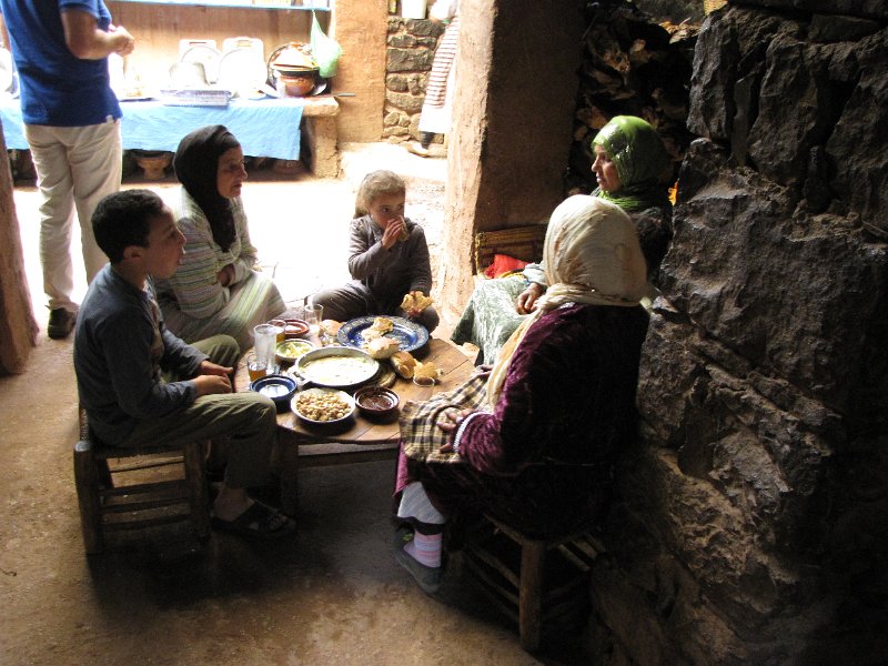 180312_berberse familie.jpg - We bezoeken een Berberse familie die net aan de maaltijd zit.
